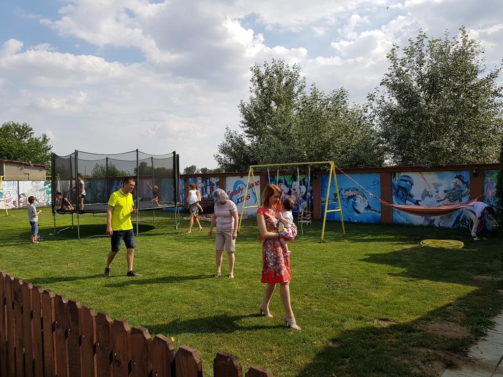 Pensiunea Family Zone Rosiori de Vede Экстерьер фото