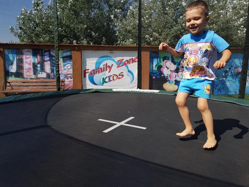 Pensiunea Family Zone Rosiori de Vede Экстерьер фото